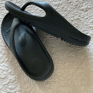 Women’s Black Cushioned Flip-Flops with Supportive Footbed